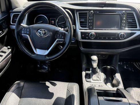 Used 2017 Toyota Highlander Limited Platinum AWD/4WD image 7