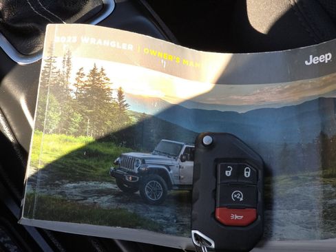 Used 2023 Jeep Wrangler Sahara image 28