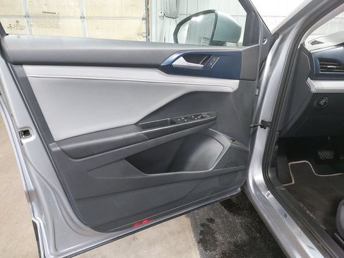 Used 2023 Volkswagen Taos SE w/ Panoramic Sunroof Package AWD/4WD image 27