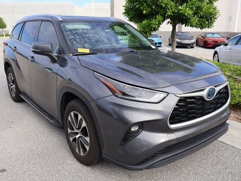 Used 2021 Toyota Highlander XLE FWD image 6