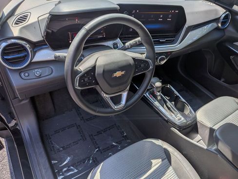 Used 2025 Chevrolet Trax LT w/ LT Convenience Package FWD image 13
