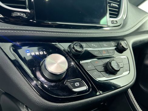 Used 2022 Chrysler Pacifica Limited w/ Uconnect Theater Family Group FWD image 24