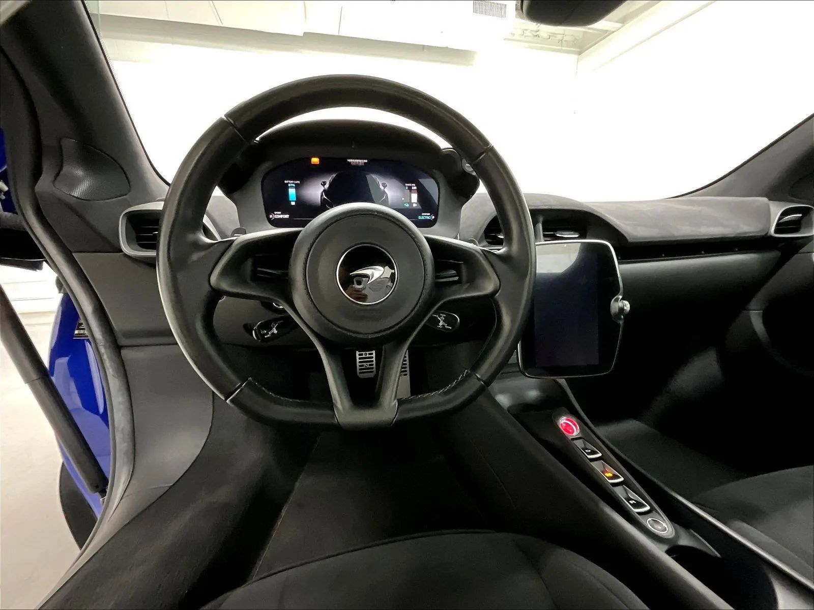 Used 2023 McLaren Artura RWD image 16