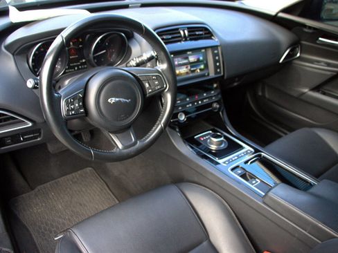 Used 2018 Jaguar XE Premium image 29