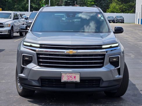 Used 2025 Chevrolet Traverse LT image 4