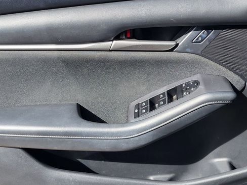 Used 2021 MAZDA MAZDA3 s image 22