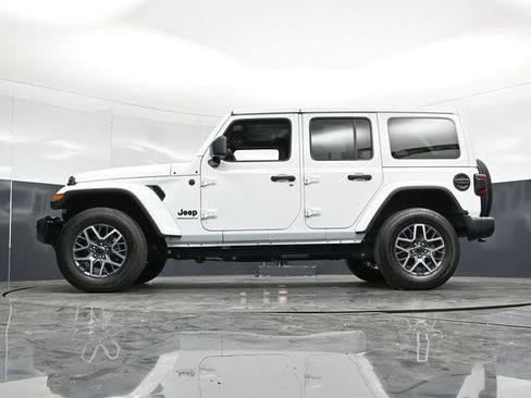 Used 2025 Jeep Wrangler Unlimited Sahara AWD/4WD image 56