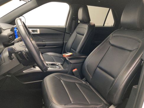 Used 2020 Ford Explorer XLT w/ Equipment Group 202A AWD/4WD image 17