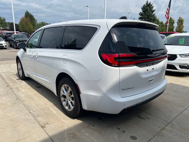 Used 2023 Chrysler Pacifica Touring-L AWD/4WD image 4