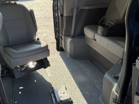 Used 2016 Toyota Sienna XLE FWD image 17