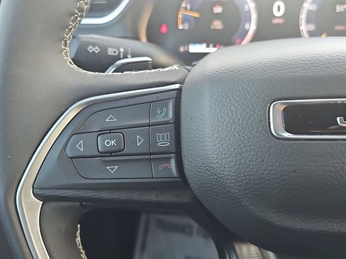 Used 2025 Jeep Grand Cherokee Altitude RWD image 18
