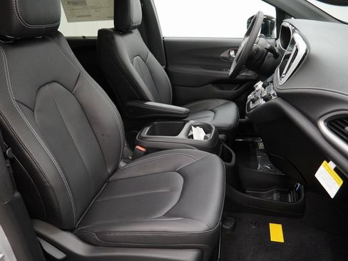 New 2026 Chrysler Pacifica Select image 31