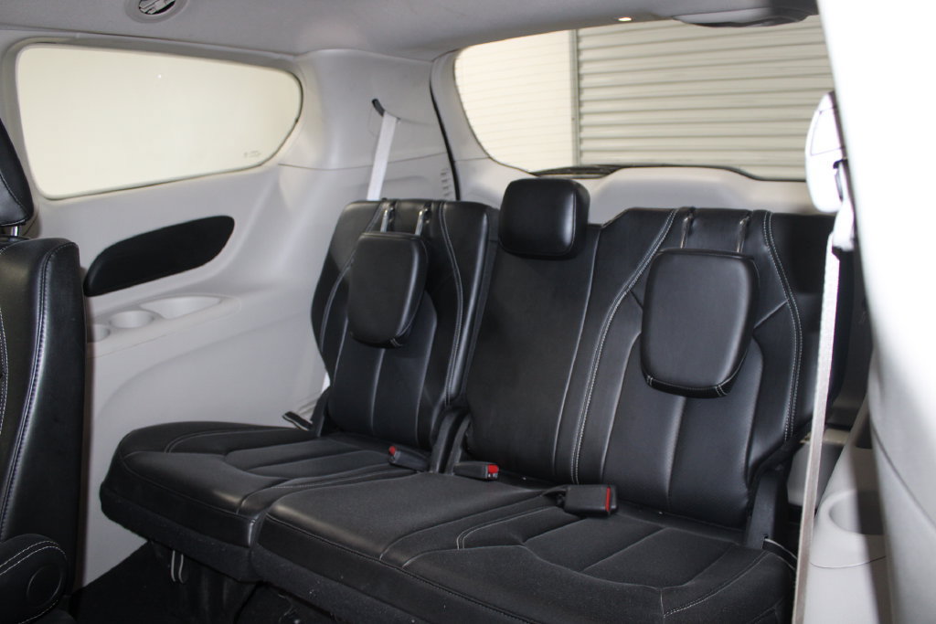 Used 2024 Chrysler Pacifica Touring-L FWD image 19