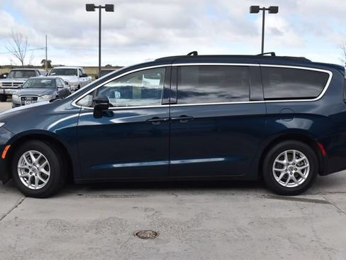 Used 2022 Chrysler Pacifica Touring-L FWD image 8
