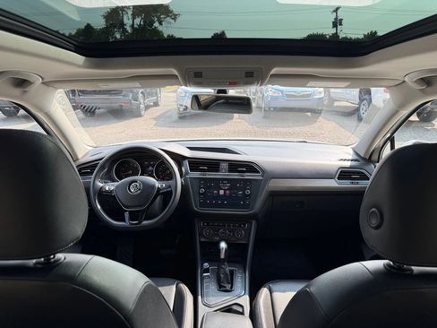 Used 2020 Volkswagen Tiguan SE w/ Panoramic Sunroof Package image 2