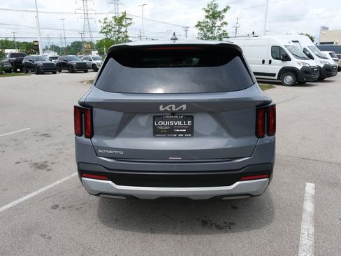 Used 2025 Kia Sorento LX FWD image 8