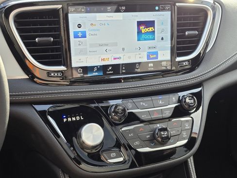 New 2026 Chrysler Pacifica Limited image 18