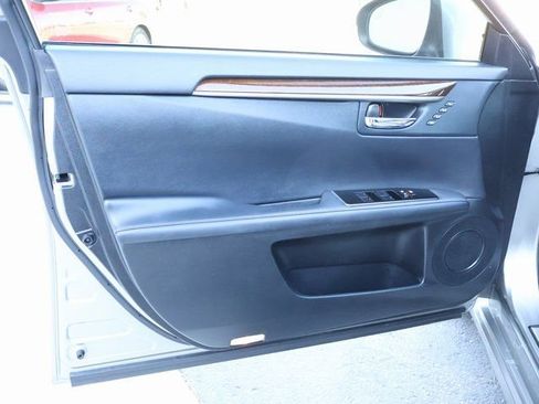 Used 2017 Lexus ES 350 w/ Ultra Luxury Package image 21