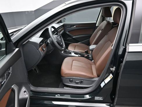 Used 2022 Volkswagen Passat 2.0T image 9