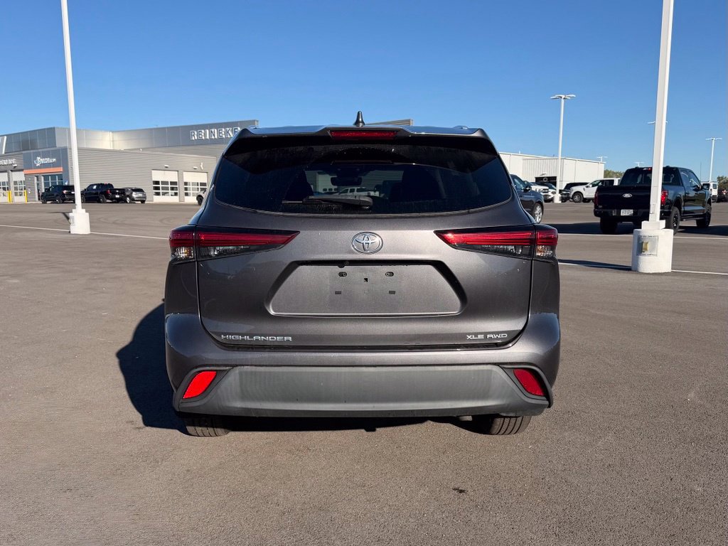 Used 2022 Toyota Highlander XLE AWD/4WD image 7
