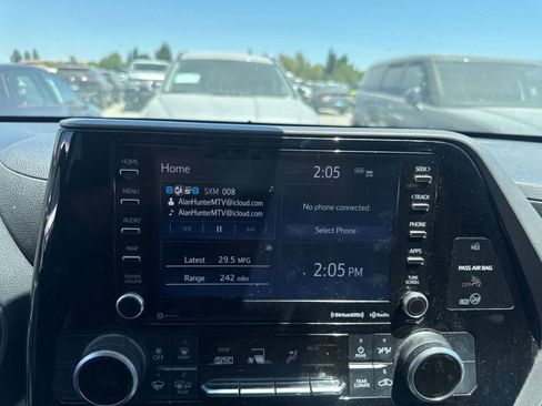 Used 2021 Toyota Highlander LE FWD image 25