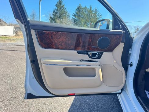 Used 2015 Jaguar XJ image 10