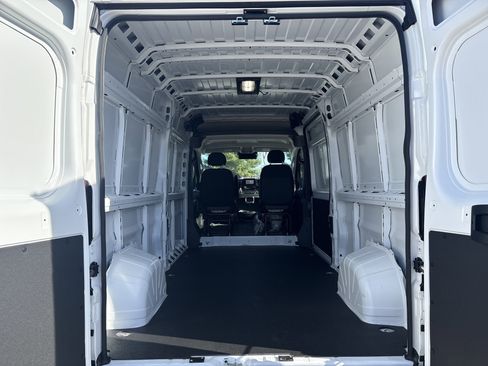 New 2025 RAM ProMaster 2500 w/ Quick Order Package 22G SLT image 12