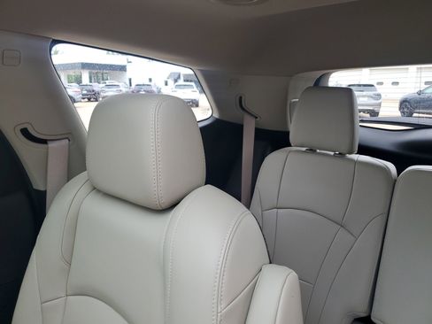Used 2021 Buick Enclave Essence w/ Sound and Sites Package AWD/4WD image 13