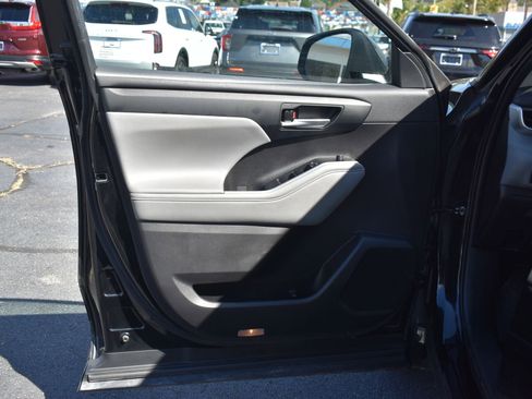 Used 2023 Toyota Highlander XLE image 10