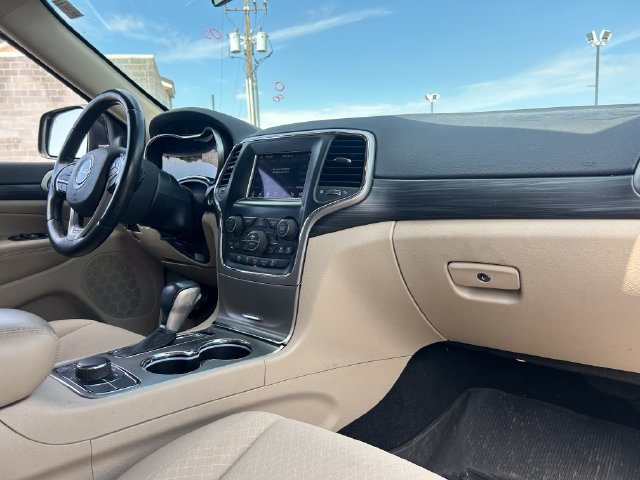 Used 2021 Jeep Grand Cherokee Laredo AWD/4WD image 32
