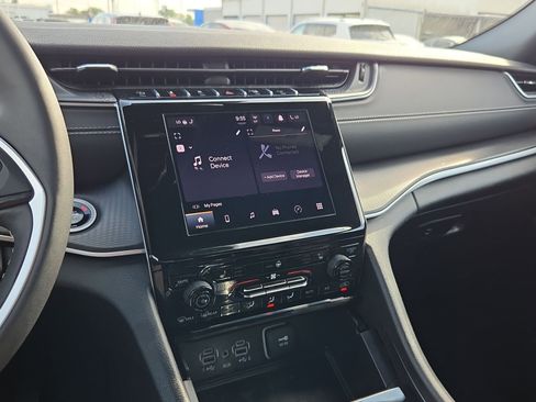 Used 2025 Jeep Grand Cherokee Altitude image 23