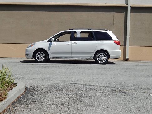 Used 2005 Toyota Sienna XLE Limited image 12