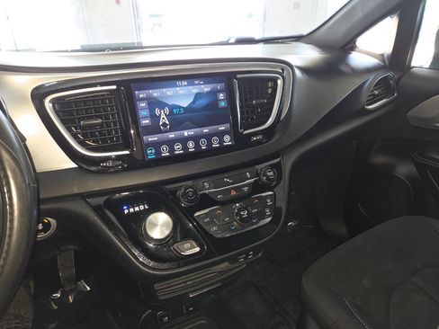 Used 2018 Chrysler Pacifica Touring Plus w/ S Appearance Package FWD image 34