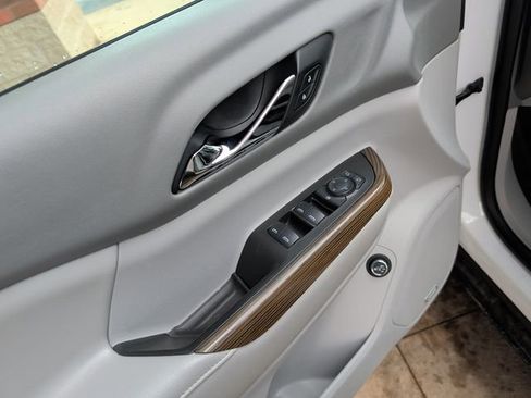 Used 2017 GMC Acadia SLE image 13