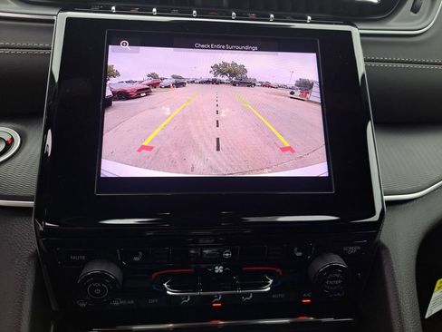 New 2025 Jeep Grand Cherokee Altitude image 9