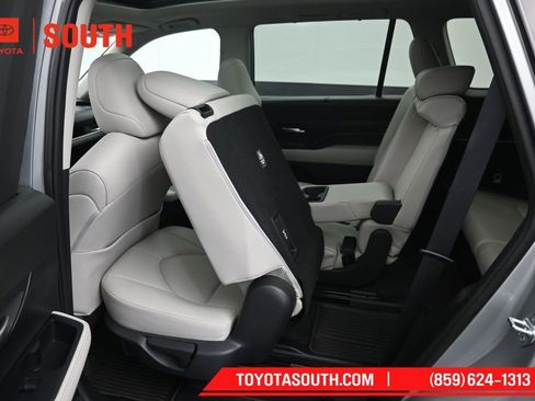 Used 2024 Toyota Grand Highlander AWD image 30