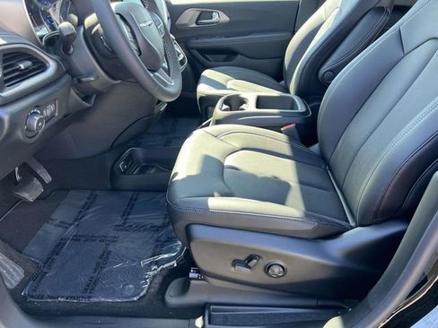 New 2025 Chrysler Pacifica Select FWD image 24