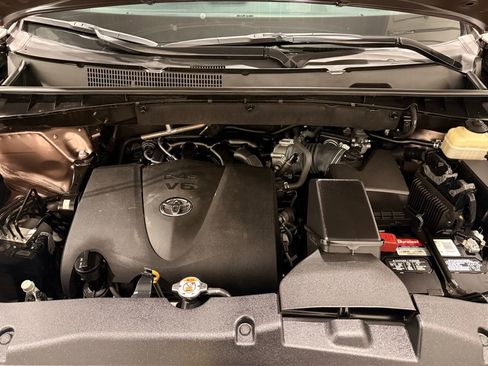 Used 2018 Toyota Highlander XLE image 11