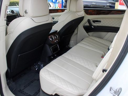 Used 2020 Bentley Bentayga Plug-In Hybrid AWD/4WD image 16