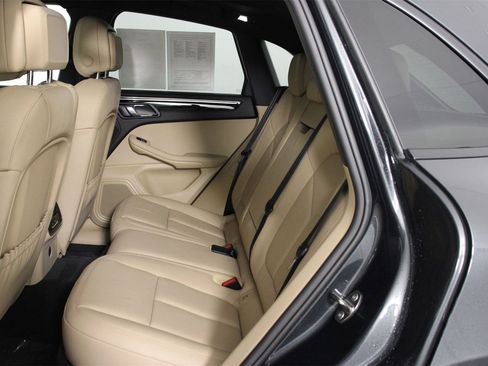 Certified 2025 Porsche Macan image 33