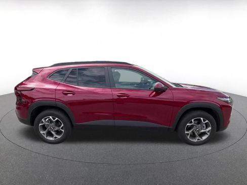 Used 2025 Chevrolet Trax LT FWD image 15