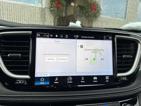 Used 2024 Chrysler Pacifica Touring image 12