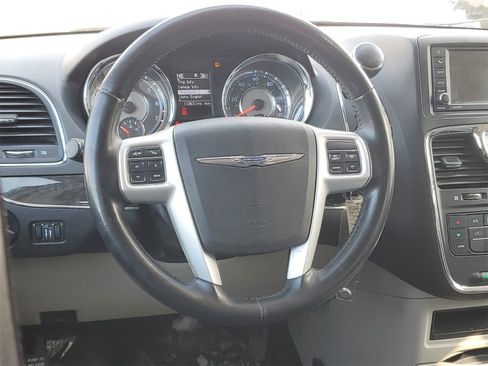 Used 2016 Chrysler Town & Country Touring image 11