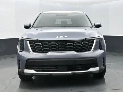 Used 2024 Kia Sorento LX image 3