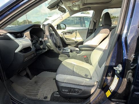 Used 2019 Toyota RAV4 XLE w/ Convenience Package FWD image 7