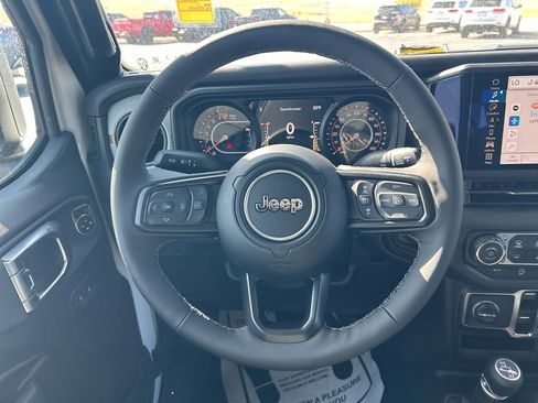 New 2025 Jeep Gladiator Sport AWD/4WD image 18