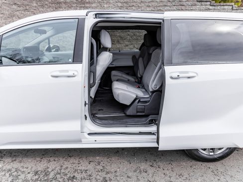 Used 2025 Toyota Sienna LE image 22