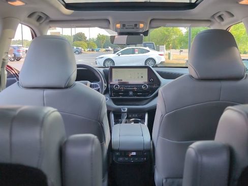 Used 2023 Toyota Highlander Platinum FWD image 13
