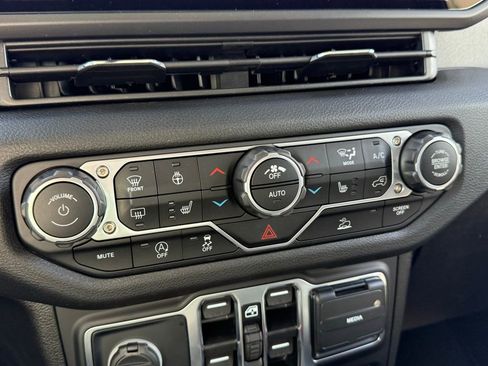 New 2025 Jeep Gladiator Willys image 23