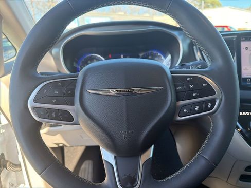 Used 2024 Chrysler Pacifica Touring-L image 21